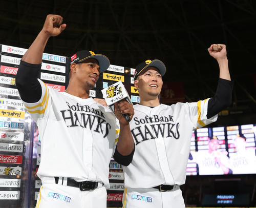 ソフトバンク対楽天　勝利投手となった千賀はグラシアルと一緒にお立ち台でガッツポーズ（撮影・梅根麻紀）