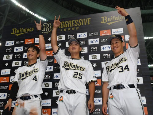 オリックス対ロッテ　お立ち台でファンの声援にこたえる左から福田周平、西村凌、吉田正尚（撮影・渦原淳）