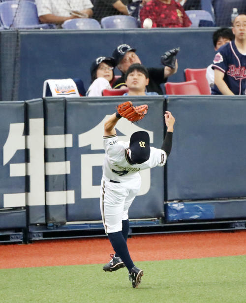 オリックス対ロッテ　4回表ロッテ無死、福田は清田の邪飛に身体を逆エビ反りで捕球する（撮影・加藤哉）