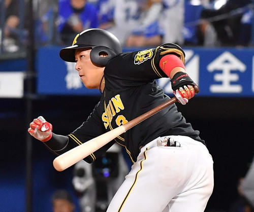 DeNA対阪神　8回表阪神1死、左前安打を放つ大山悠輔（撮影・上田博志）