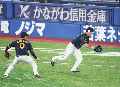 DeNA対阪神　6回裏DeNA無死、大和の飛球をファンブルする三塁手大山（撮影・加藤諒）