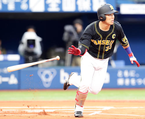DeNA対阪神　1回表阪神無死、糸原は右フェンス直撃の二塁打を放つ（撮影・浅見桂子）