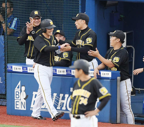 DeNA対阪神　1回表阪神2死二塁、大山の適時二塁打で先制の生還を果たした糸原をタッチで迎える矢野監督（撮影・加藤諒）