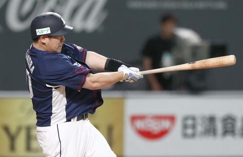 日本ハム対西武　7回表西武1死満塁、左中間に走者一掃の二塁打を放つ中村（撮影・黒川智章）
