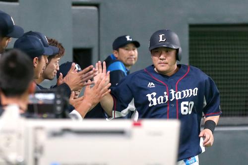 日本ハム対西武　7回表、生還し出迎えられる中村（撮影・黒川智章）