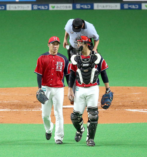 3回表西武1死満塁、外崎修汰に先制となる走者一掃の3点適時三塁打を打たれマウンドに集まる日本ハム吉川と宇佐見（右）（撮影・佐藤翔太）