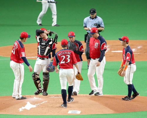 3回表西武1死満塁、外崎修汰に先制となる走者一掃の3点適時三塁打を打たれマウンドに集まる日本ハム吉川（中央）と宇佐見（右から2人目）（右）（撮影・佐藤翔太）
