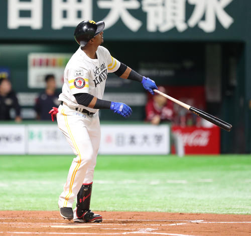6回裏ソフトバンク1死一、二塁、グラシアルは左越えに3点本塁打を放つ（撮影・梅根麻紀）