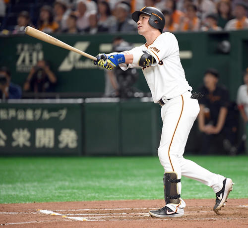 巨人対中日　6回裏巨人無死、左越えに2号ソロ本塁打を放つ小林（撮影・たえ見朱実）
