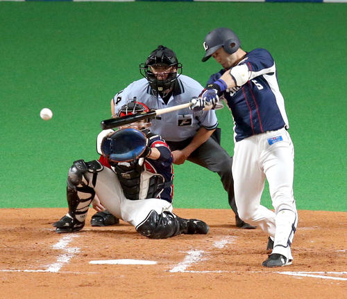 3回表西武1死満塁、外崎は先制となる走者一掃の3点適時三塁打を放つ（撮影・佐藤翔太）
