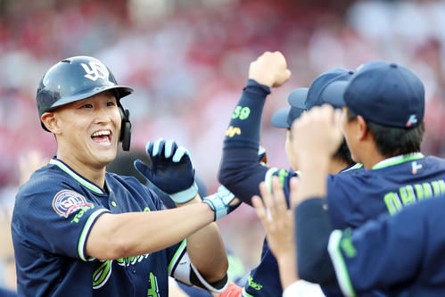 広島対ヤクルト　3回表ヤクルト1死二、三塁、右越え3点本塁打を放ち、ナインにタッチで迎えられる中山（撮影・前田充）