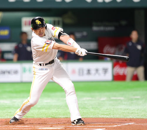 1回裏ソフトバンク1死三塁、内川は中前に先制適時打を放つ（撮影・梅根麻紀）