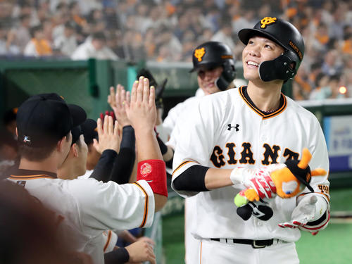 巨人対中日　2回裏巨人1死満塁、左越え満塁本塁打を放ちナインの出迎えに笑顔を見せる坂本勇（撮影・垰建太）