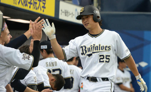 試オリックス対ロッテ　2回裏オリックス1死、西村はソロ本塁打を放ちナインに迎えられる（撮影・渦原淳）