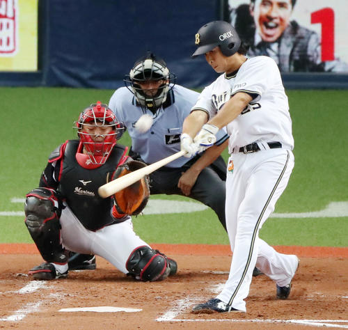 オリックス対ロッテ　2回裏オリックス1死、西村は左越え本塁打を放つ（撮影・加藤哉）