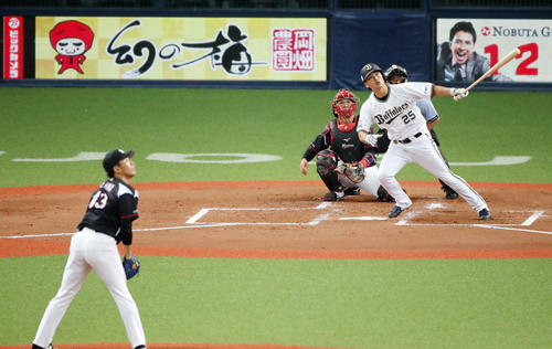 オリックス対ロッテ　2回裏オリックス1死、西村は左越え本塁打を放つ（撮影・加藤哉）