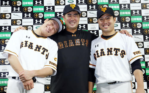 巨人対中日　ヒーローインタビューを終え笑顔で写真に納まる、左から巨人坂本勇、大竹、今村（撮影・垰建太）