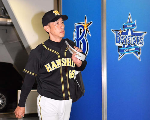 DeNAに敗れ横浜スタジアムを引き揚げる矢野監督（撮影・上田博志）