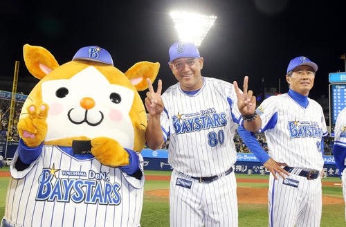 笑顔でビクトリーポーズをするラミレス監督（中央）（撮影・浅見桂子）