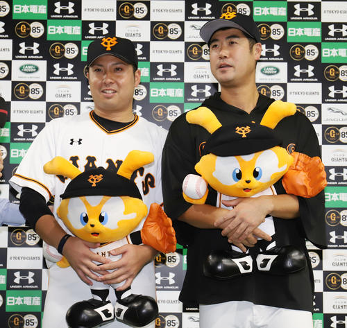 巨人対中日　ヒーローインタビューに笑顔で応じる巨人今村（左）と大竹（撮影・垰建太）