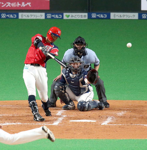 日本ハム対西武　3回裏日本ハム2死、石井は二塁打を放つ（撮影・佐藤翔太）