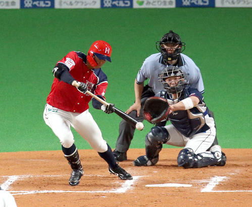 日本ハム対西武　6回裏日本ハム1死、セーフティバントを決める石井（撮影・佐藤翔太）