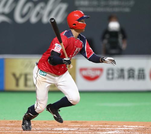 日本ハム対西武　8回裏日本ハム1死三塁、右前適時打を放つ石井（撮影・黒川智章）