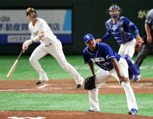 巨人対中日　2回裏巨人2死満塁、坂本勇に左越え満塁本塁打を浴び肩を落とすロメロ（撮影・横山健太）