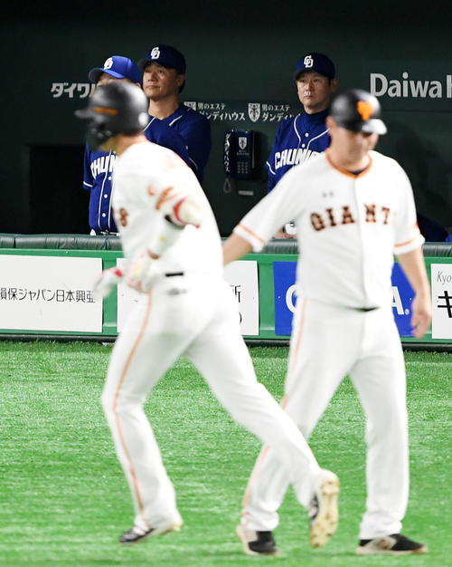 巨人対中日　2回裏巨人2死満塁、坂本勇に左越え満塁本塁打を浴び肩を落とす与田監督（撮影・横山健太）