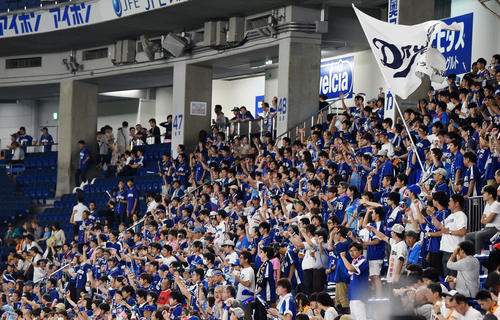巨人対中日　声援を送る中日ファン（撮影・横山健太）