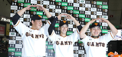 巨人対DeNA　丸ポーズで勝利を喜ぶ左から山口、若林、丸（撮影・中島郁夫）