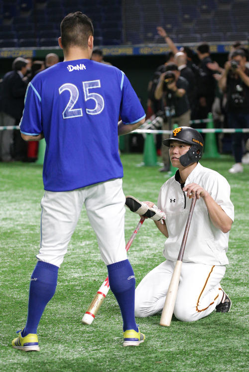巨人対DeNA　DeNA筒香（左）と話をする巨人坂本（撮影・中島郁夫）
