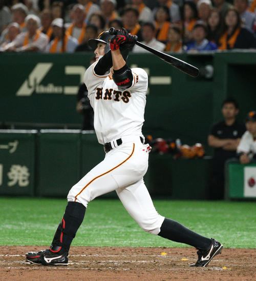 巨人対DeNA　5回裏巨人1死一塁、同点本塁打を放つ若林（撮影・中島郁夫）