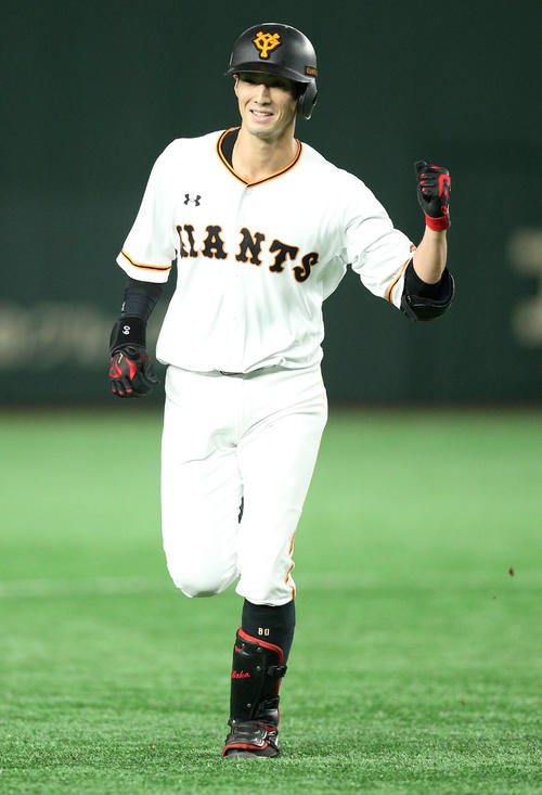 巨人対DeNA　5回裏巨人1死一塁、同点本塁打を放つガッツポーズする若林（撮影・中島郁夫）