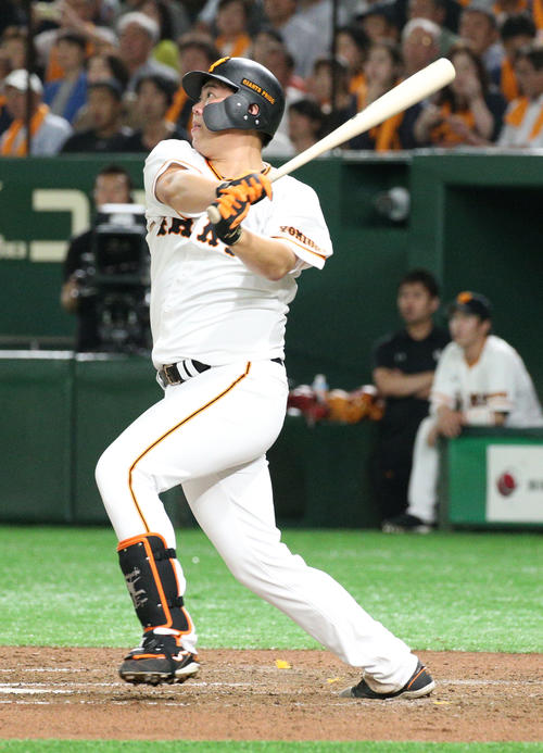 巨人対DeNA　6回裏巨人無死、二塁打を放つ山口（撮影・中島郁夫）