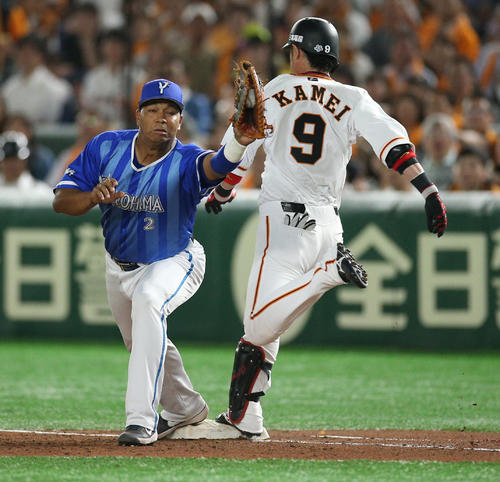 巨人対DeNA　6回裏巨人無死一塁、犠打後に一塁に走り込む亀井。野手ロペス。リプレー検証でセーフの判定が下された（撮影・中島郁夫）