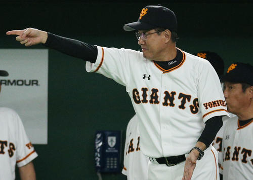 巨人対DeNA　リプレー検証を要求する巨人原監督（撮影・中島郁夫）