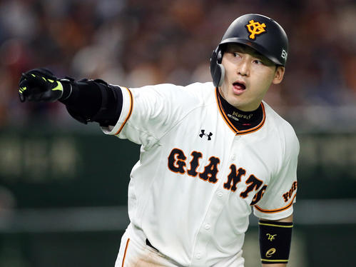 巨人対DeNA　6回裏巨人無死一、二塁、3点本塁打を放ち、ベンチに向かって指をさす丸（撮影・狩俣裕三）