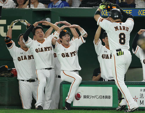 巨人対DeNA　6回裏巨人無死一、二塁、3点本塁打を放った丸（右端）を丸印で出迎えるナイン（撮影・中島郁夫）