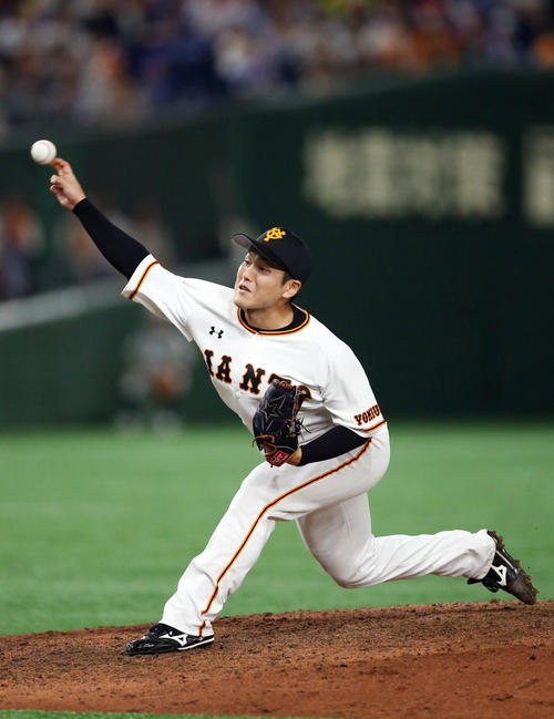 巨人対DeNA　9回表から登板する鍵谷（撮影・狩俣裕三）