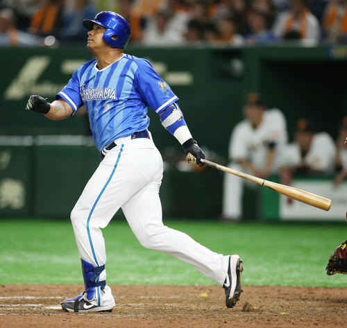 巨人対DeNA　9回表DeNA1死一塁、2点本塁打を放つロペス（撮影・中島郁夫）