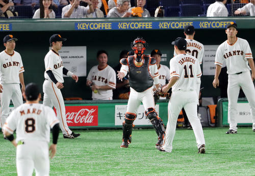 巨人対DeNA　1回表DeNAの攻撃を三者凡退に仕留めた山口（11番）を出迎える小林（中央）らナイン（撮影・垰建太）