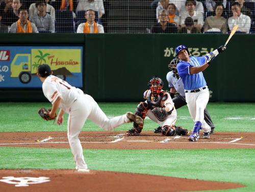 巨人対DeNA　2回表DeNA無死一塁、左越え2点本塁打を放つロペス。投手山口（撮影・垰建太）