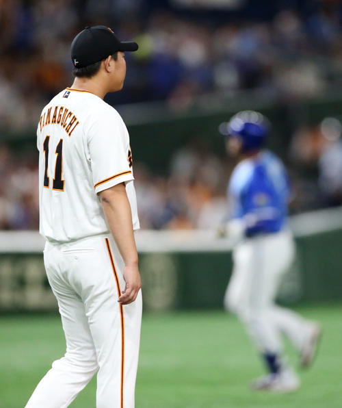 巨人対DeNA　2回表DeNA無死一塁、ロペスに2点本塁打を打たれる山口（撮影・狩俣裕三）