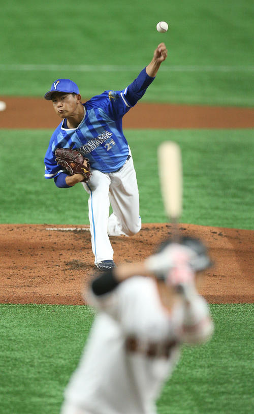 巨人対DeNA　先発で登板し力投するDeNA今永（撮影・中島郁夫）