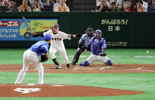 巨人対DeNA　4回裏巨人2死、丸が今永（手前）の暴投、振り逃げで出塁する（撮影・垰建太）