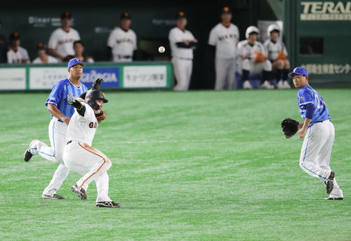 巨人対DeNA　4回裏巨人2死一塁、岡本の打席で塁を飛び出した丸（左から2人目）は一、二塁間で挟まれタッチアウト。右は今永（撮影・垰建太）