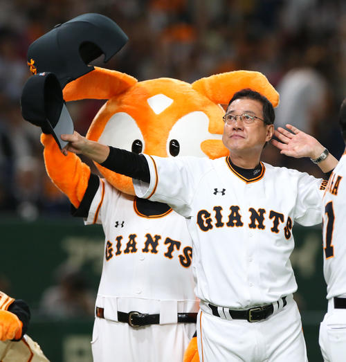 巨人対中日　中日に3連勝しファンの声援に応える巨人原監督（撮影・垰建太）