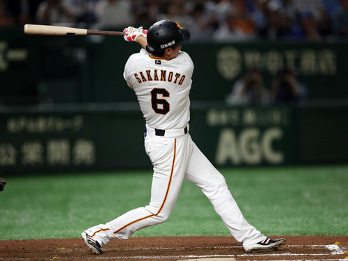 巨人対DeNA　6回裏巨人無死一、三塁、適時打を放つ坂本勇（撮影・狩俣裕三）