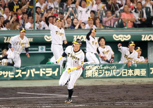 6回裏阪神無死一、二塁、糸井は左中間に勝ち越しとなる2点適時二塁打を放つ（撮影・加藤哉）